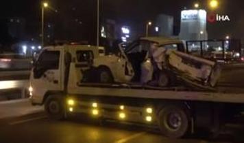 Kartal'da geri manevra yapan pikaba minibüs çarptı