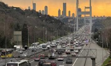 İstanbul'da akşam trafiği... Araçlar güçlükle ilerledi