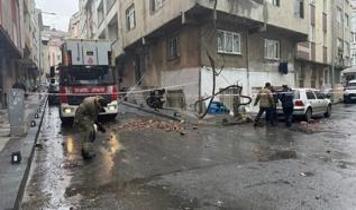 Bağcılar'da çatı çökmesi: Ekipler olay yerinde