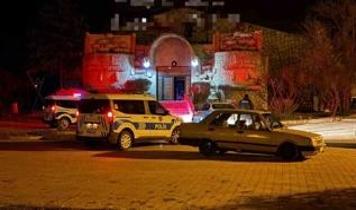 Kavgayı ayırmaya çalışan gece kulübü çalışan bıçaklandı