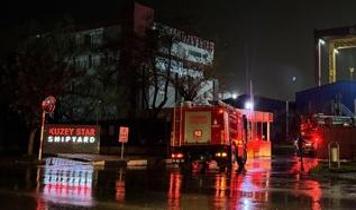 Tuzla'da kuru yük gemisinde çıkan yangın söndürüldü
