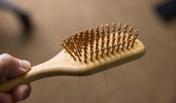 Saç fırçanızı yıkamıyorsanız dikkat! Görünmeyen riskler ortaya çıkıyor