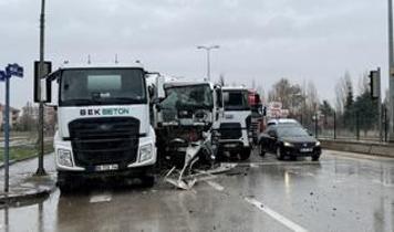 Ankara'nın Çubuk ilçesinde beton mikserleri çarpıştı: 1 yaralı