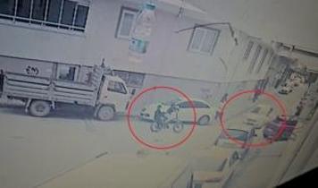 Nilüfer'de otomobil bisikletli çocuklara çarptı: Kaza anı kamerada!
