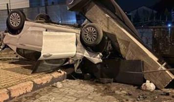 Takla atan otomobil sitenin girişini yıktı: 1 yaralı