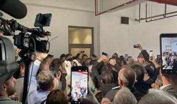 Kaybedeceğini anlayan CHP'den vandallık! 200 kişilik grup kapıları kırıp belediyeye daldı