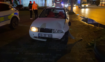 Düşürdüğü telefonu alırken otomobil çarptı: O anlar kamerada