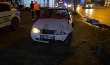 Düşürdüğü telefonu alırken otomobil çarptı: O anlar kamerada