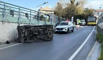 Beyoğlu'nda hafif ticari araç kaldırıma çarptıktan sonra yan yattı!