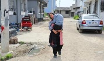 Belediye yolu yapmadı, engelli evladıyla perişan oldu