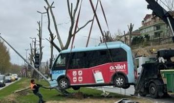 Beyoğlu'nda minibüs ile otomobil çarpıştı: 5 yaralı