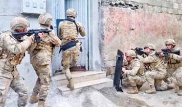 Suç örgütü operasyonunda 25 gözaltı: Adreslerden cephanelik çıktı