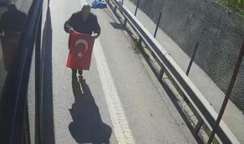 Otobüs şoförünün yoldaki Türk bayrağını yerden alması kamerada
