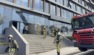 Pendik'te plaza yangını: Dumandan etkilenen vatandaşlar kurtarıldı 