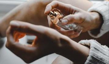 Bilim insanlarından parfüm uyarısı! Vücut kimyasını değiştiriyor