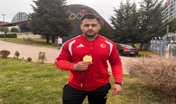 Cumhurbaşkanlığı Kabinesi üyeleri, milli güreşçi Rıza Kayaalp'i tebrik etti