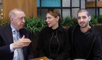 Cumhurbaşkanı Erdoğan, Beyoğlu'nda bir kafede vatandaşlarla sohbet etti