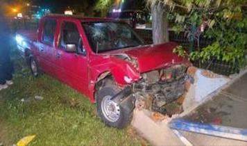 Kontrolü kaybeden kamyonet orta refüje savruldu; 1 yaralı