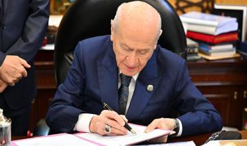 MHP Lideri Bahçeli'den imza sonrası açıklama: Küresel projelerin bozulmasının ilk adımı atıldı