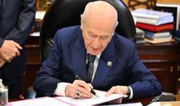 MHP Lideri Bahçeli'den imza sonrası açıklama: Küresel projelerin bozulmasının ilk adımı atıldı