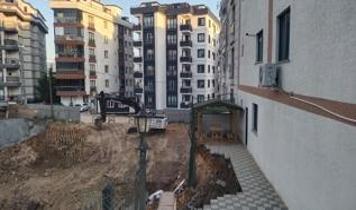 Çekmeköy'de istinat duvarı yıkılan inşaatın yanındaki 5 katlı bina boşaltıldı