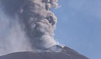 Etna Yanardağı'nın patlamasıyla oluşan kül bulutu uçuşları aksattı