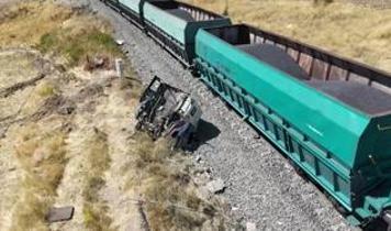 Malatya'da korkutan kaza: Yük treni hemzemin geçitte kamyona çarptı