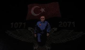 25 yıllık gurur gökyüzüne yansıdı: Binlerce dronla muazzam gösteri