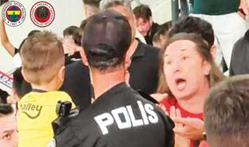 Küçük çocuğu Fenerbahçe forması için hedef alan tribün zorbası ev hapsinde!