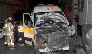 Hasta taşıyan ambulans otomobil ile çarpıştı: 3 kişi yaralandı