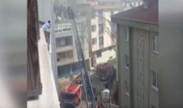 Kağıthane'de 3 katlı binanın çatı katı alevlere teslim oldu