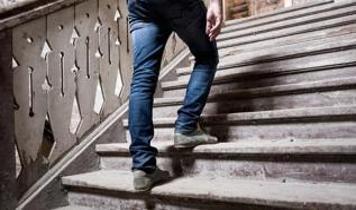 Merdiven çıkarken nefes nefese kalmak normal mi? Uzmanlar ne zaman endişelenmek gerektiğini açıkladı