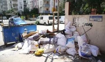 Adana Seyhan'da biriken çöpler kötü kokuya neden oluyor