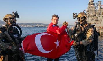 Bayraktar'dan Mavi Vatan'ın muhafızlarına tebrik: Bükülmez bileklerinize selam olsun