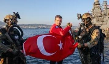 Bayraktar'dan Mavi Vatan'ın muhafızlarına tebrik: Bükülmez bileklerinize selam olsun