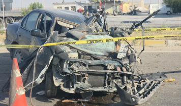 Aksaray'ın Eskil ilçesinde otomobilin direğe çarpması sonucu 2 ölü, 2 ağır yaralı