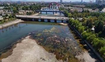 Seyhan Nehri'nde sular çekildi, kirlilik ortaya çıktı