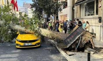 Şişli'de facianın eşiğinden dönüldü! Seyir halindeki taksinin üzerine devrildi
