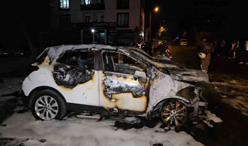 Avcılar'da 3 otomobil alevlere teslim oldu: Kundaklama şüphesi üzerinde duruluyor