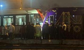 Zeytinburnu'nda kaza üstüne kaza: İki tramvay kafa kafaya çarpıştı, yaralılar var