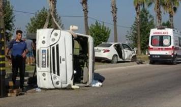 Adana'da otomobilin minibüse çarpması sonucu 1 ölü, 3 yaralı