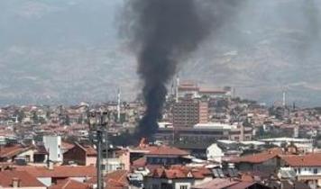 Denizli'nin Merkezefendi ilçesinde palet fabrikasında yangın