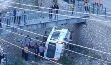İskilip'te diyaliz hastası taşıyan araç çay yatağına devrildi: 5 yaralı