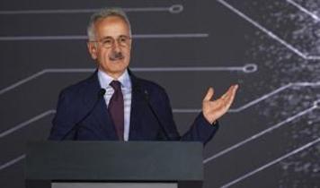Bakan Uraloğlu, Vodafone İzmir Veri Merkezi'nin açılışında konuştu