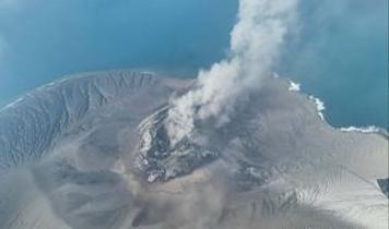 Anak Krakatau yanardağı patladı, 340 bin kişi mahsur kaldı