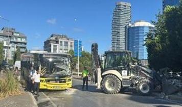 İETT'ye bağlı özel halk otobüsüyle iş makinesi çarpıştı: 5 yaralı