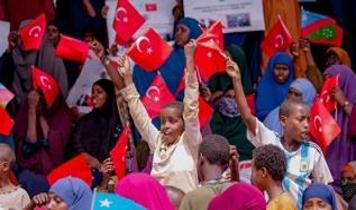 Somali'den Türkiye'ye vefa gösterisi: Meydanlarda Türk Bayrakları dalgalandı
