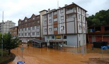 Rize'de afet alarmı: Metrekareye 186 kg yağış düştü, cadde ve sokakları su bastı