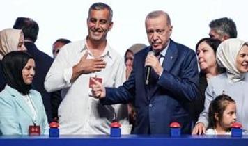 Tören salonunda renkli ve samimi anlar: Cumhurbaşkanı Erdoğan vatandaşın sigarayı bırakmasını istedi