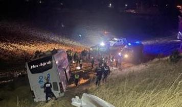 Amasya'da kontrolden çıkarak tarlaya giren yolcu otobüsündeki 24 kişi yaralandı